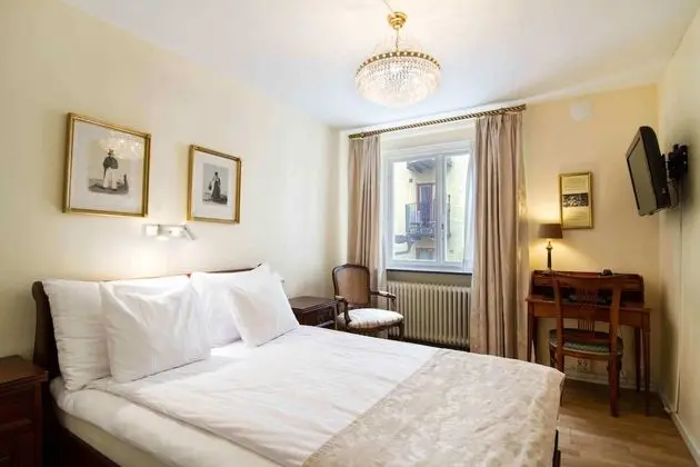 Small double, 140cm bed