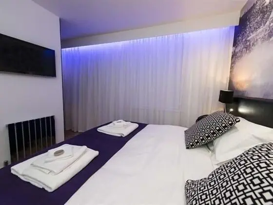 Tek Büyük veya İki Ayrı Yataklı Oda, Banyolu/Duşlu (with Shower)