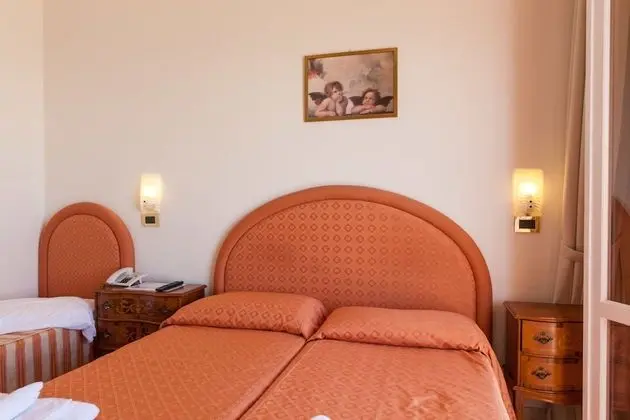 Tek Büyük veya İki Ayrı Yataklı Oda, Kısmi Deniz Manzaralı