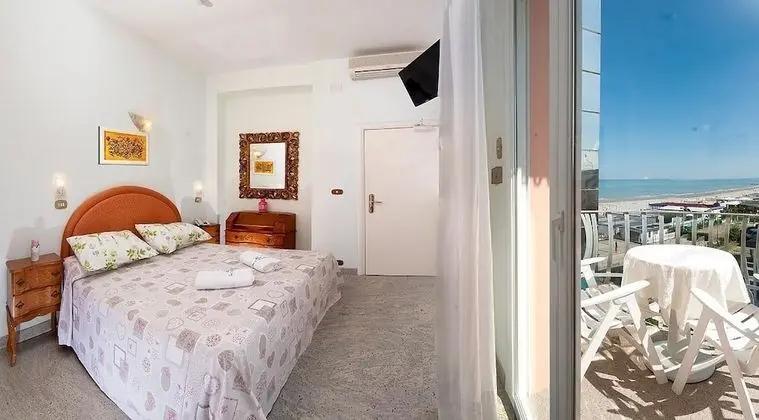 Tek Büyük veya İki Ayrı Yataklı Oda, Kısmi Deniz Manzaralı