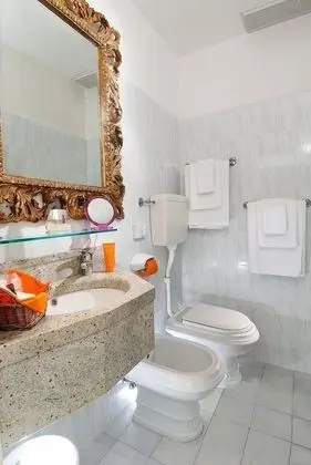 Tek Büyük veya İki Ayrı Yataklı Oda, Kısmi Deniz Manzaralı