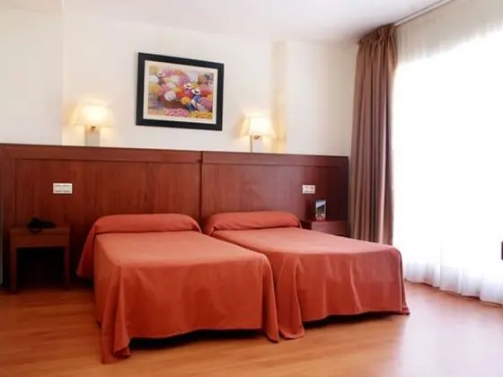 1 Çift Kişilik Veya 2 Tek Kişilik Yatak Capacity 4