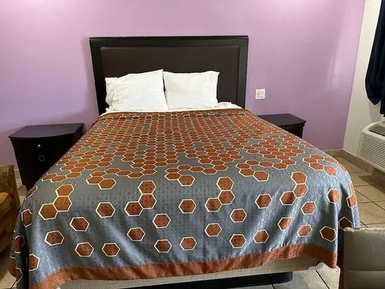 Standard Oda, 1 Büyük (Queen) Boy Yatak, Küçük Mutfak
