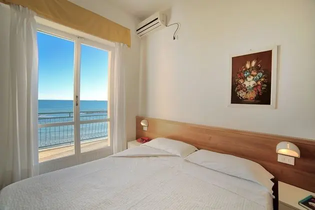 Tek Büyük veya İki Ayrı Yataklı Oda, Deniz Manzaralı, Denize Bakan