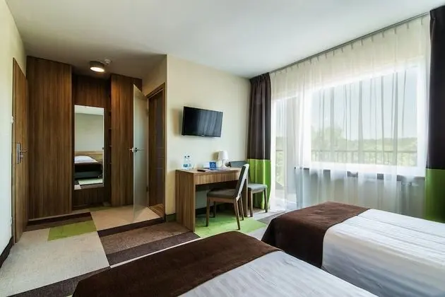 Tek Büyük veya İki Ayrı Yataklı Oda, Balkon, Göl Manzaralı