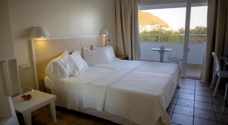 Büyük Yataklı Tek Kişilik Oda