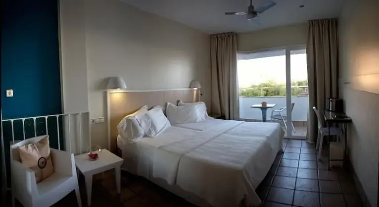 Büyük Yataklı Tek Kişilik Oda