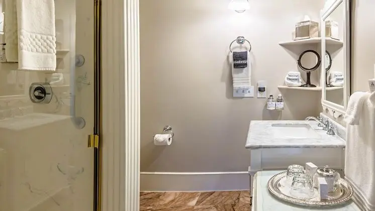 Oda, 2 Büyük (Queen) Boy Yatak, Banyolu/Duşlu