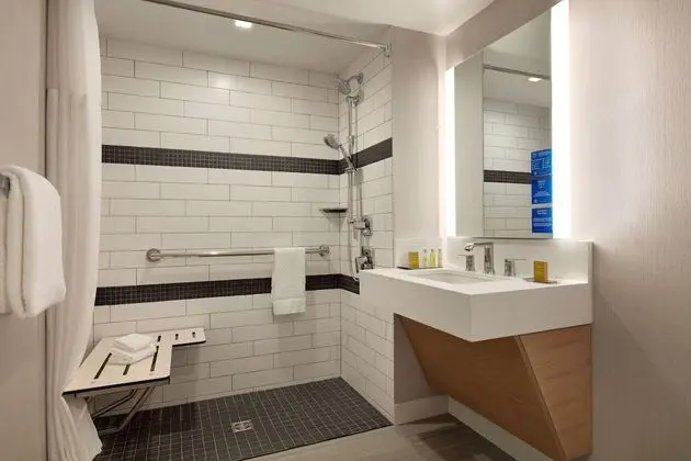 Oda, 1 En Büyük (King) Boy Yatak, Engellilere Uygun (Mobility, Roll-In Shower)