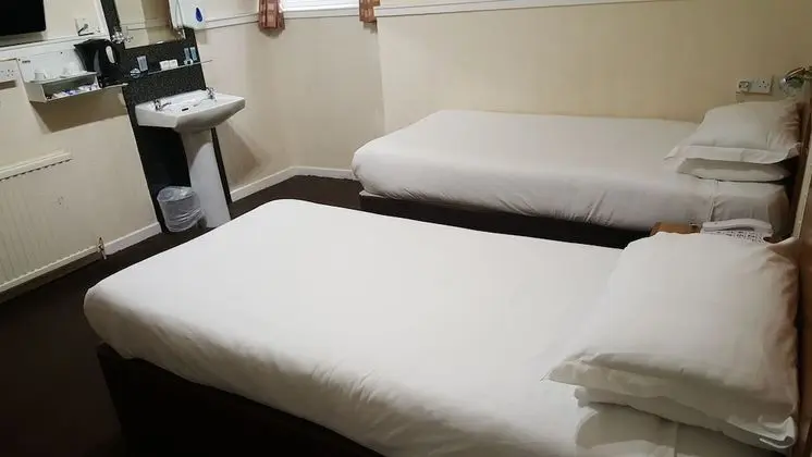 İki Ayrı Yataklı Oda, Ortak Banyo