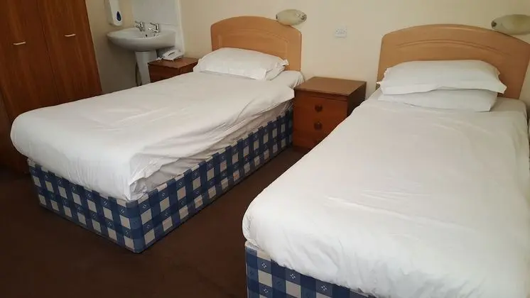 İki Ayrı Yataklı Oda, Ortak Banyo