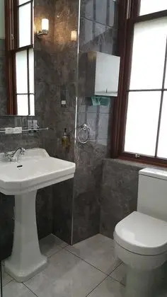 İki Ayrı Yataklı Oda, Ortak Banyo