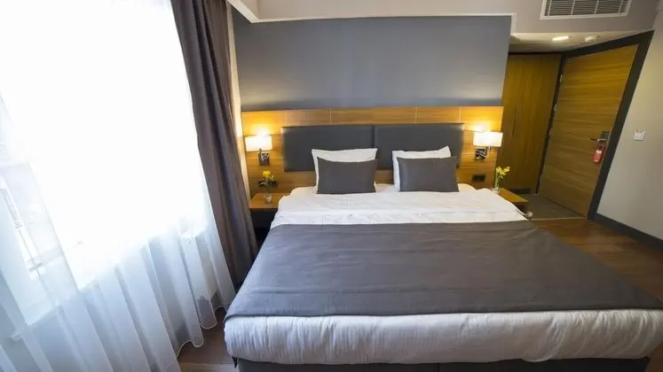 Tek Kişilik,Şehir Manzaralı