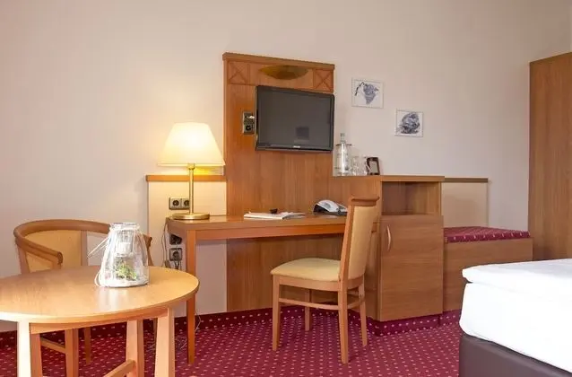 Tek Kişilik Oda, Ek Bina