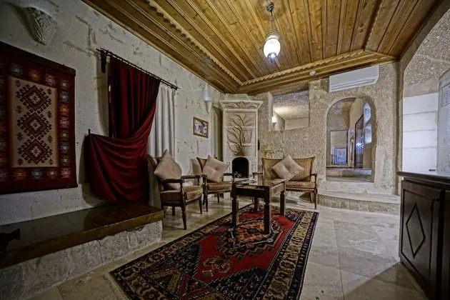 Premium King Cave Suite