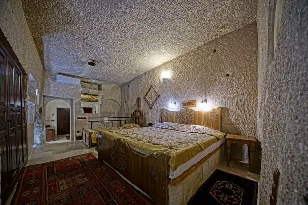 Premium King Cave Suite