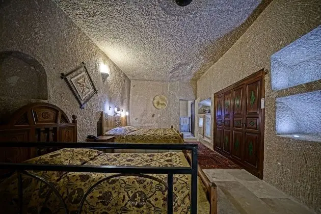 Premium King Cave Suite