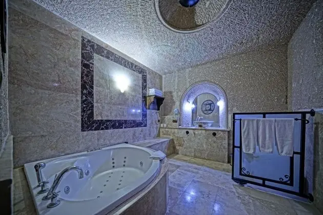 Premium King Cave Suite