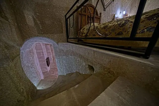 Premium King Cave Suite
