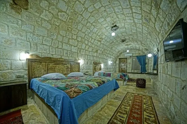 Premium King Cave Suite