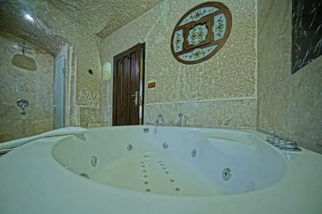 Premium King Cave Suite