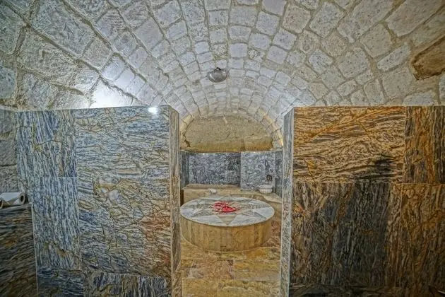 Premium King Cave Suite