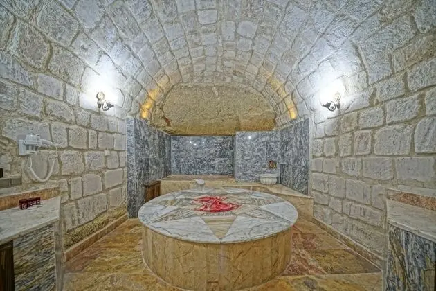 Premium King Cave Suite