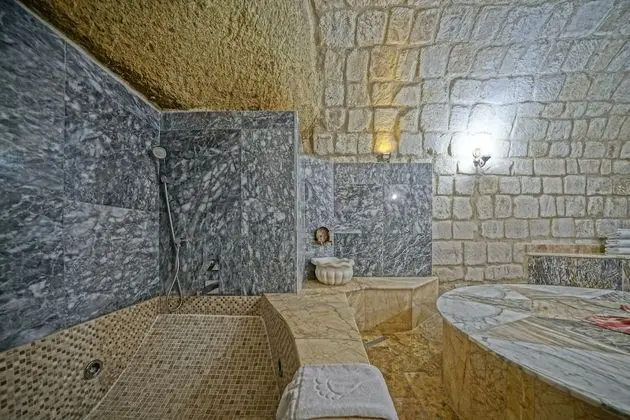 Premium King Cave Suite
