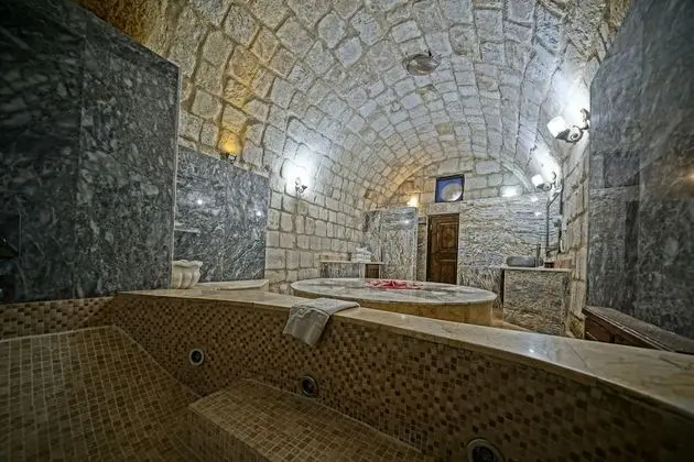 Premium King Cave Suite