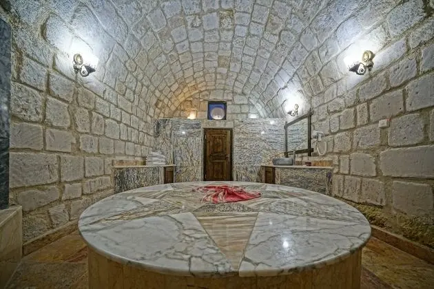 Premium King Cave Suite