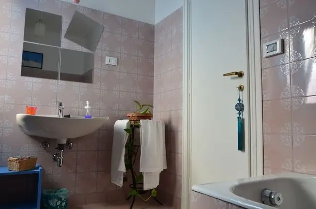 Dört Kişilik Oda, Ortak Banyo