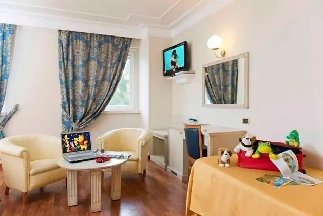 Büyük Yataklı Tek Kişilik Oda