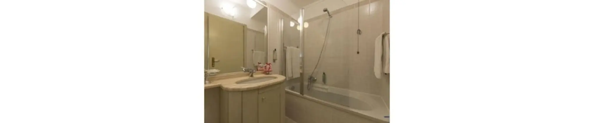 Büyük Yataklı Tek Kişilik Oda