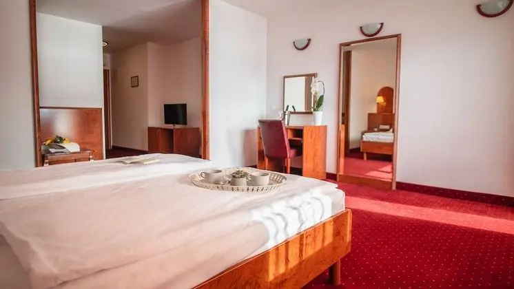 Tek Büyük veya İki Ayrı Yataklı Oda, Balkon, Kısmi Deniz Manzaralı