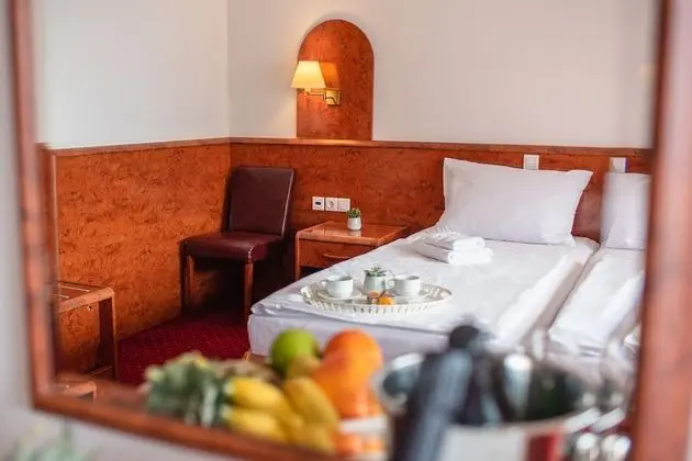 Tek Büyük veya İki Ayrı Yataklı Oda, Balkon, Kısmi Deniz Manzaralı