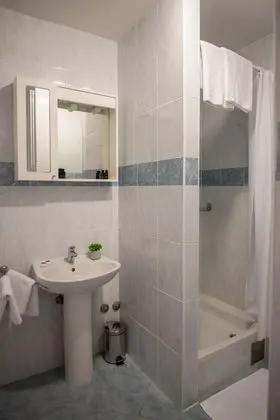 Tek Büyük veya İki Ayrı Yataklı Oda, Balkon, Kısmi Deniz Manzaralı