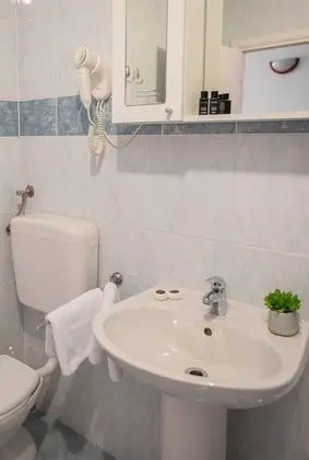 Tek Büyük veya İki Ayrı Yataklı Oda, Balkon, Kısmi Deniz Manzaralı
