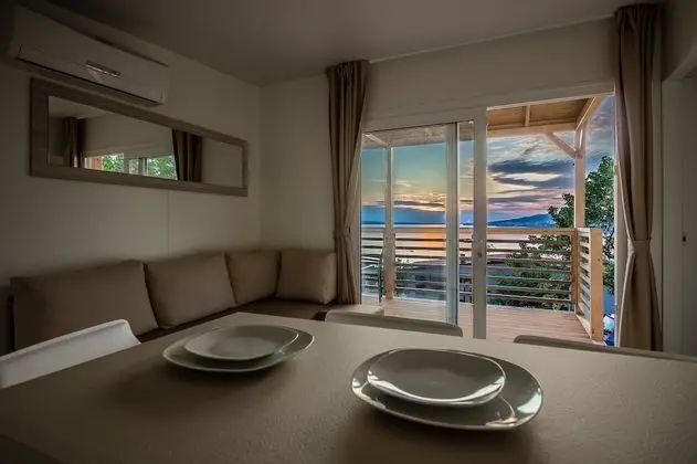 Comfort Karavan, 2 Yatak Odası, Havuz Kullanımı, Deniz Manzaralı