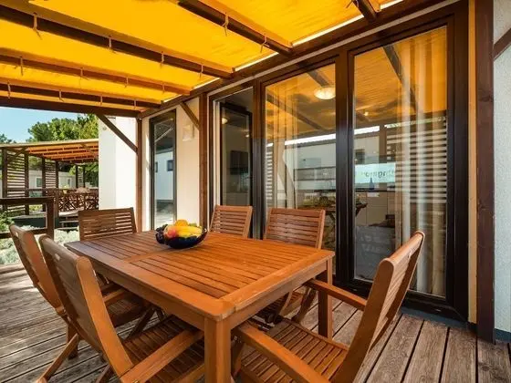 Deluxe Karavan, Teras
