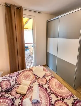 Deluxe Karavan, Teras