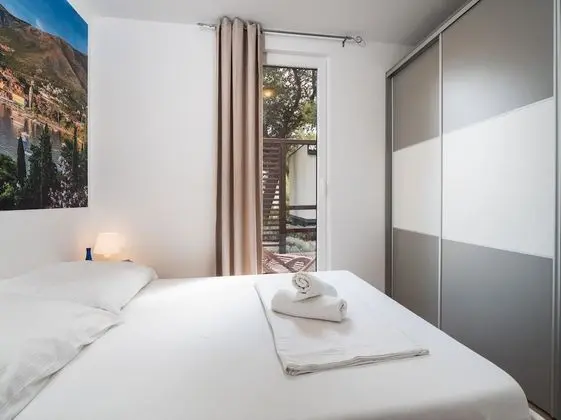 Deluxe Karavan, Teras