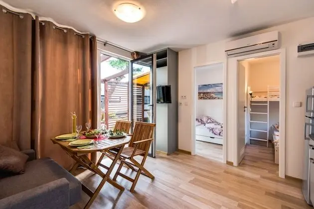 Deluxe Karavan, Teras
