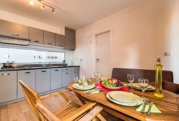 Deluxe Karavan, Teras