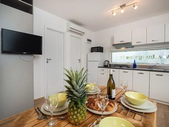 Deluxe Karavan, Teras