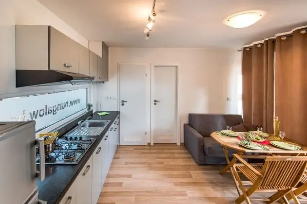 Deluxe Karavan, Teras