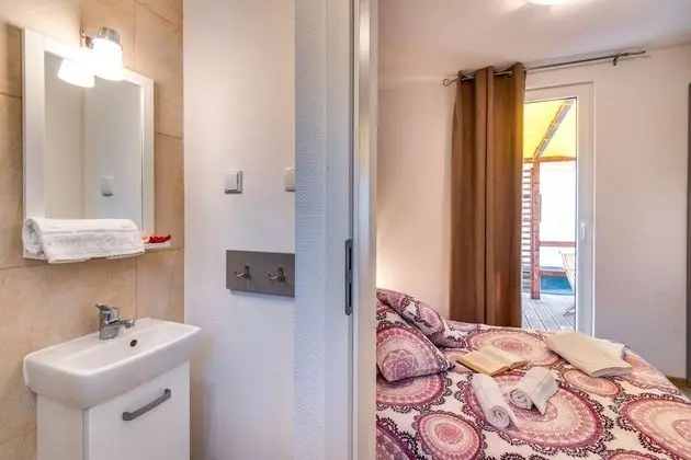 Deluxe Karavan, Teras