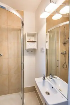Deluxe Karavan, Teras