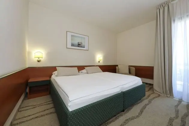Tek Büyük veya İki Ayrı Yataklı Oda, Balkon, Kısmi Deniz Manzaralı