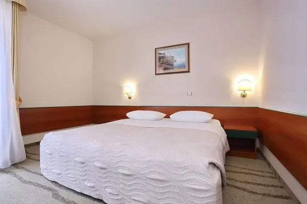 Tek Büyük veya İki Ayrı Yataklı Oda, Balkon, Kısmi Deniz Manzaralı