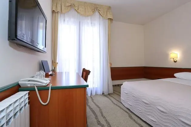 Tek Büyük veya İki Ayrı Yataklı Oda, Balkon, Kısmi Deniz Manzaralı